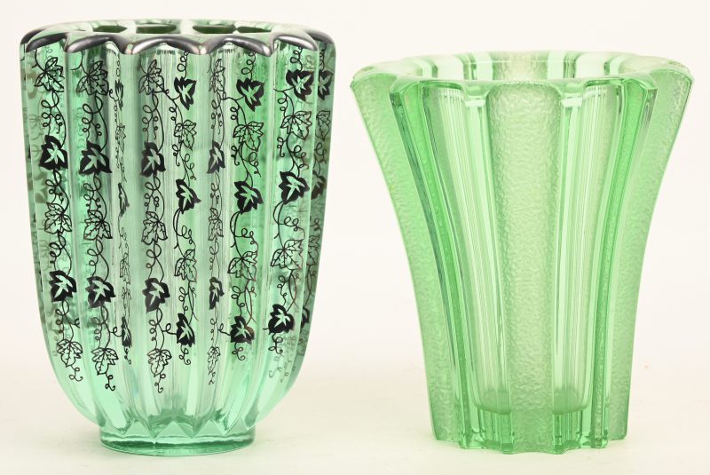 Twee glazen vaasjes, groen gekleurd in de massa en gemerkt D’Avesnes.