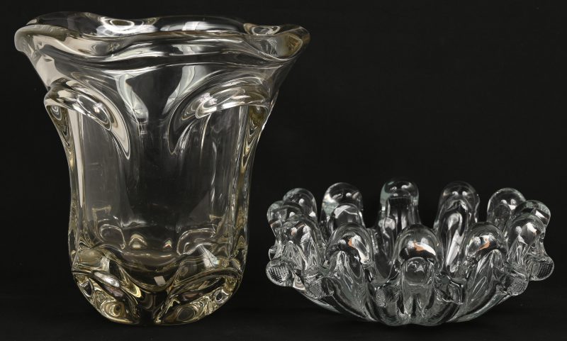 Een vaas en een coupe van kleurloos kristal, omstreeks 1960.