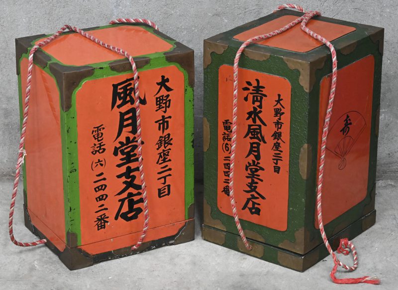 Een set van 2 Japanse draagkoffers voor voedsel .