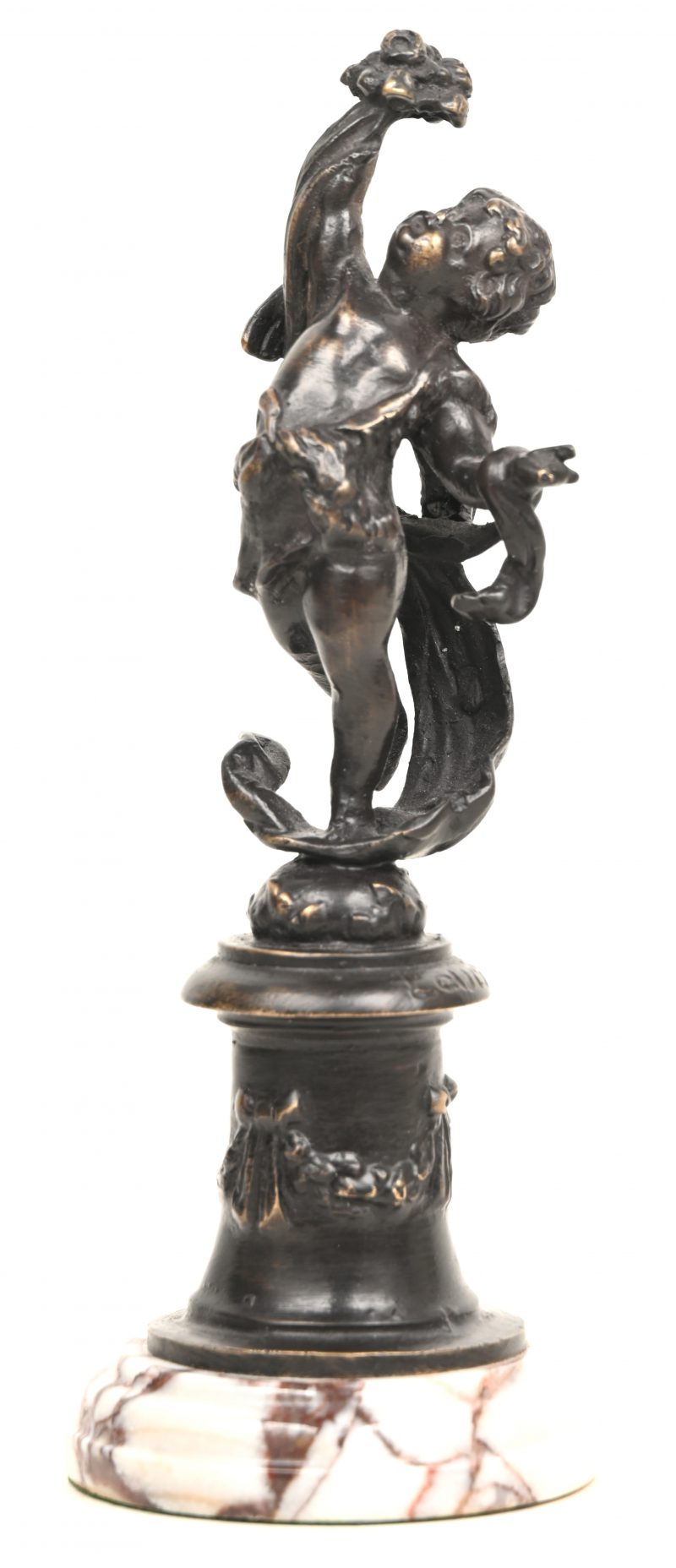 ‘Engel met bloemen.’ Bronzen beeld op marmeren sokkeltje. Draagt handtekening Louis Beataux, Paris. Postuum.