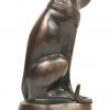 ‘Bastet Kat.’ Bronzen beeld op marmeren sokkel. Draagt handtekening ‘Levy’.