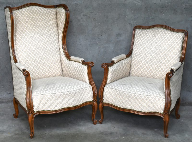 Een paar hout gesculpteerde armchairs met gestoffeerde zitting, Luikse makelij. 1940.