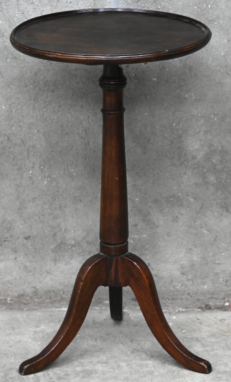 Een Engels houten bijzettafeltje met rond tafelblad, driepotig.