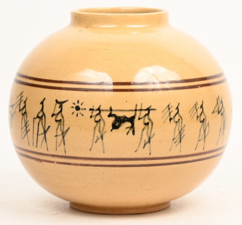 Een vaas in faience met Afrikaanse figuren .