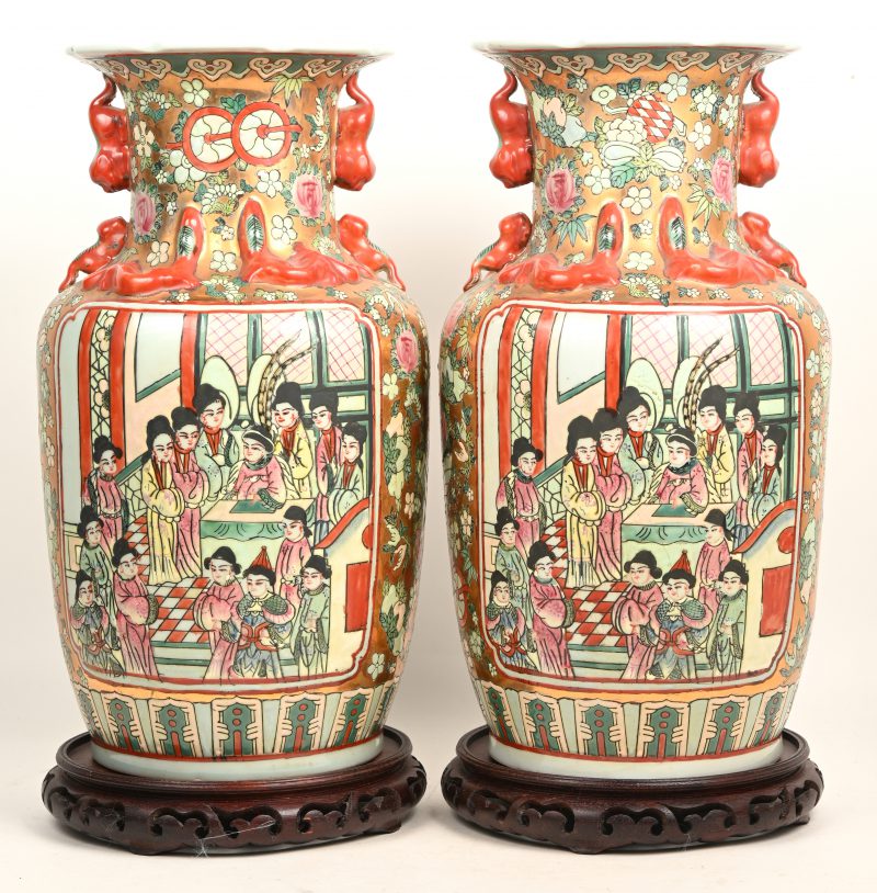 Een paar Chinees porseleinen vazen met verguld decor en personages. Onderaan gemerkt.