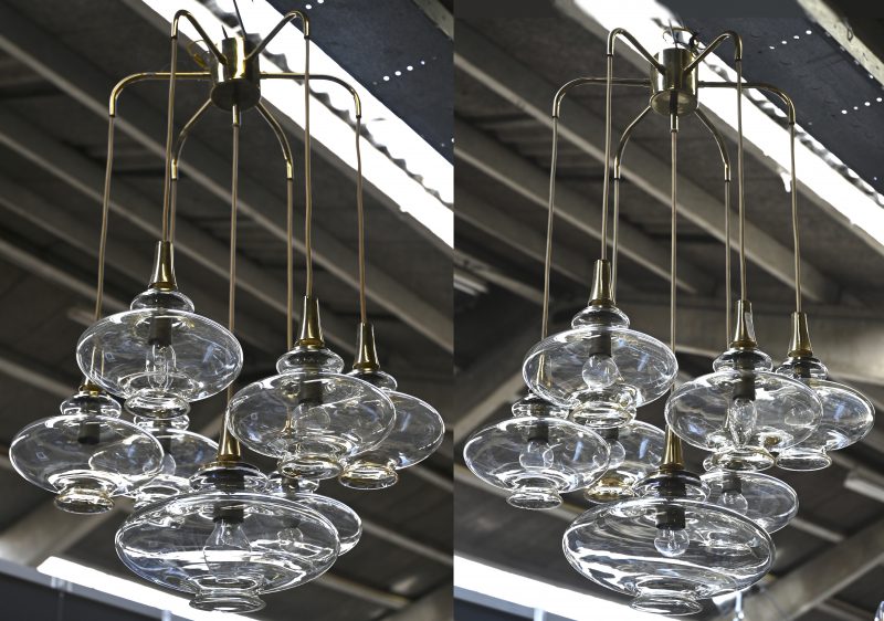 Een paar vintage koperen luchters met 7 lichtpunten in glazen bol met gevormde uitstulping. Gemerkt “Leclaire & Schäfer”, circa 1960-69.Lichte slijtagesporen aan de openingen.