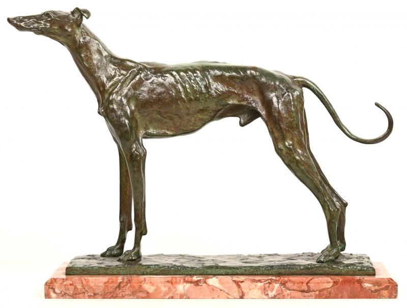 “L’evrier”. Een bronzen beeld van windhond op marmeren voet.