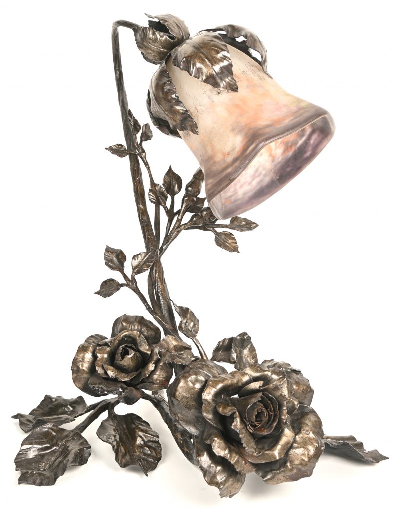 Een zwart gepatineerde rozenrank in gesculptuurd smeedijzer als muurlamp. Gesigneerd op blad.