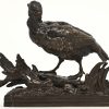 Een bronzen beeldje van een vogel. Onderaan onleesbaar gesigneerd.