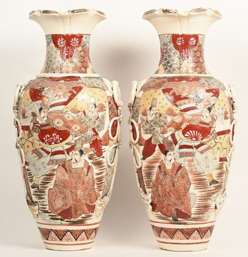 Een paar porseleinen Satsuma vazen, onderaan gemerkt.