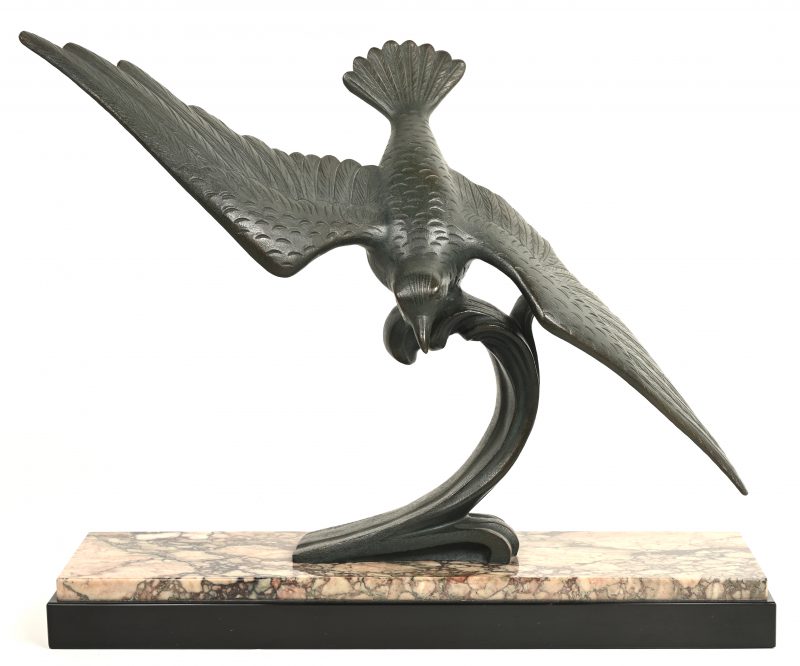 Een brons gesculptuurd beeld van een vogel op marmeren voet. Gesigneerd “Secondo”.