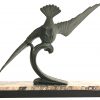 Een brons gesculptuurd beeld van een vogel op marmeren voet. Gesigneerd “Secondo”.