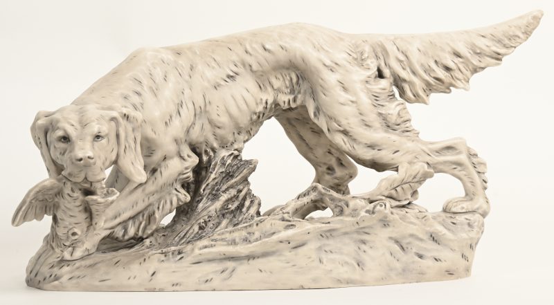 Een aardewerken beeld van een jachthond. Gemerkt “Royal Dux”.