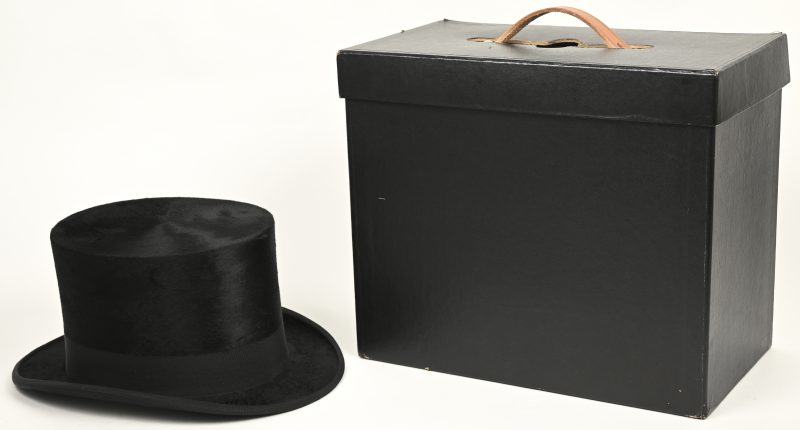 Een vilten top hat in originele doos. Gemerkt “J.W.”.