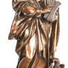 Een zwart marmeren schouwklok gemerkt “H Luppens Bruxelles”, met brons gesculptuurd beeld van een man in gewaad met boek en roofvogel, gesigneerd “Bertini”.