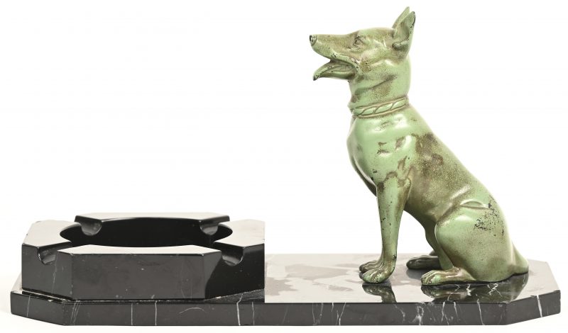 Een Art-Deco asbak in zwart marmer met daarop een beeldje van een bronzen hond.