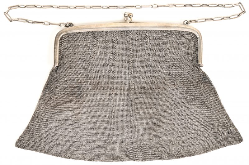 Een zilveren Mesh handtasje gemerkt LEKUBE 935, De Ridder, rue des champs 73 Borgerhout met een gewicht van 450 gram.