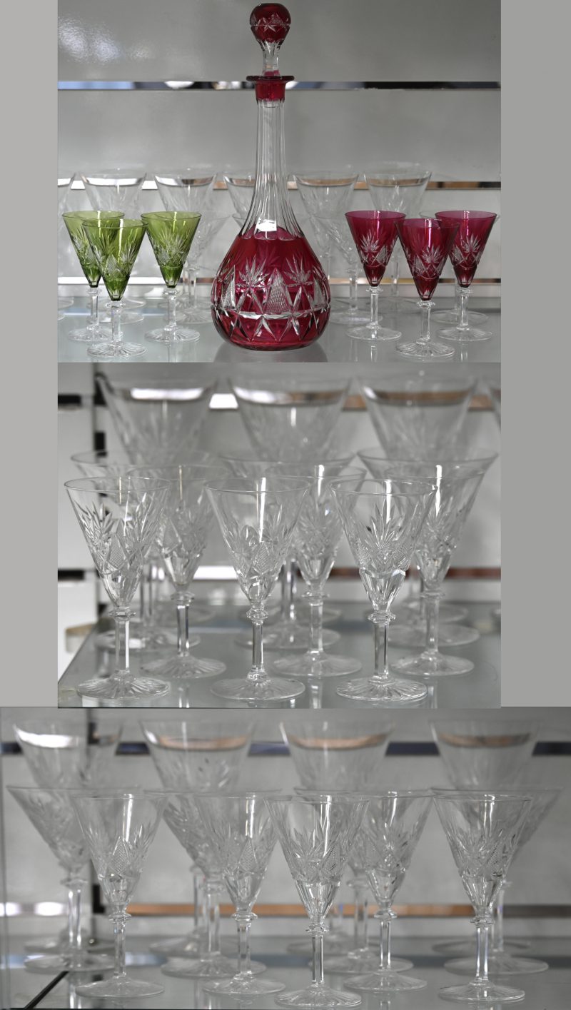 Een kristallen glasservies bestaande uit een karaf en 42 glazen. Kleurloos en enkele gekleurde. Val Saint Lambert.