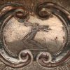Een zilveren schaaltje met handvat, Engelse keurmerken gedateerd London 1831 met een wapenschild voorstellende een arm met 3 pijlen in de vuist. Mogelijks het wapenschild van William Brodie. Gewicht bedraagt 105 gram.
