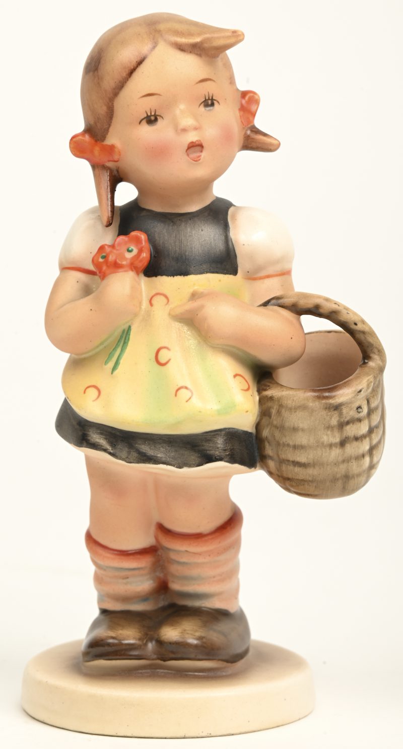 Een Hummeltje, “Sister/Girl With Basket”, 98/0, TMK2, 1950-1955.