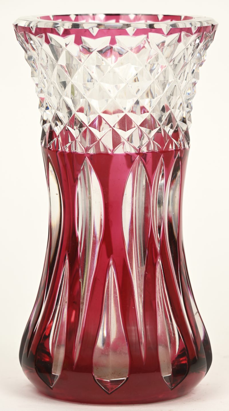 Een kristallen vaas Val Saint Lambert met rood in de massa.