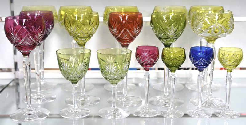 Een lot van 17 geslepen en gekleurde kristallen glazen, 4 verschillende formaten.
