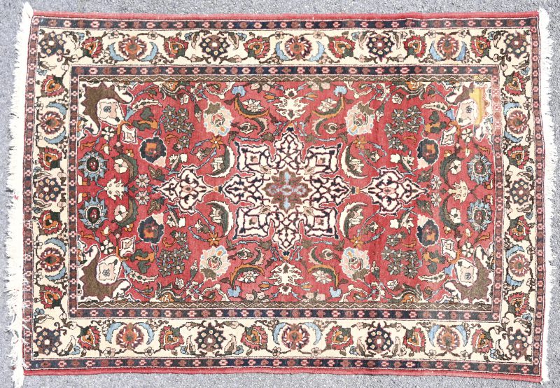 Een handgeknoopt Perzich wollen tapijt.