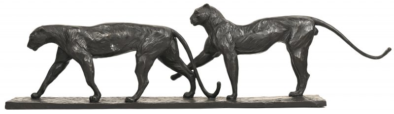 “Twee Panters”. Een brons gesculptuurd beeld van twee panters in lijn.