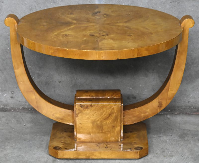 Een walnoot fineer tafeltje met rond tafelblad in Art Deco stijl.