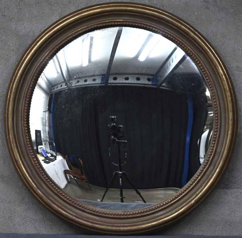 Een butler spiegel met verguld houten frame.