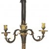 Een paar brons gesculptuurde Louis XVI wandkandelaren met 3 lichtpunten.