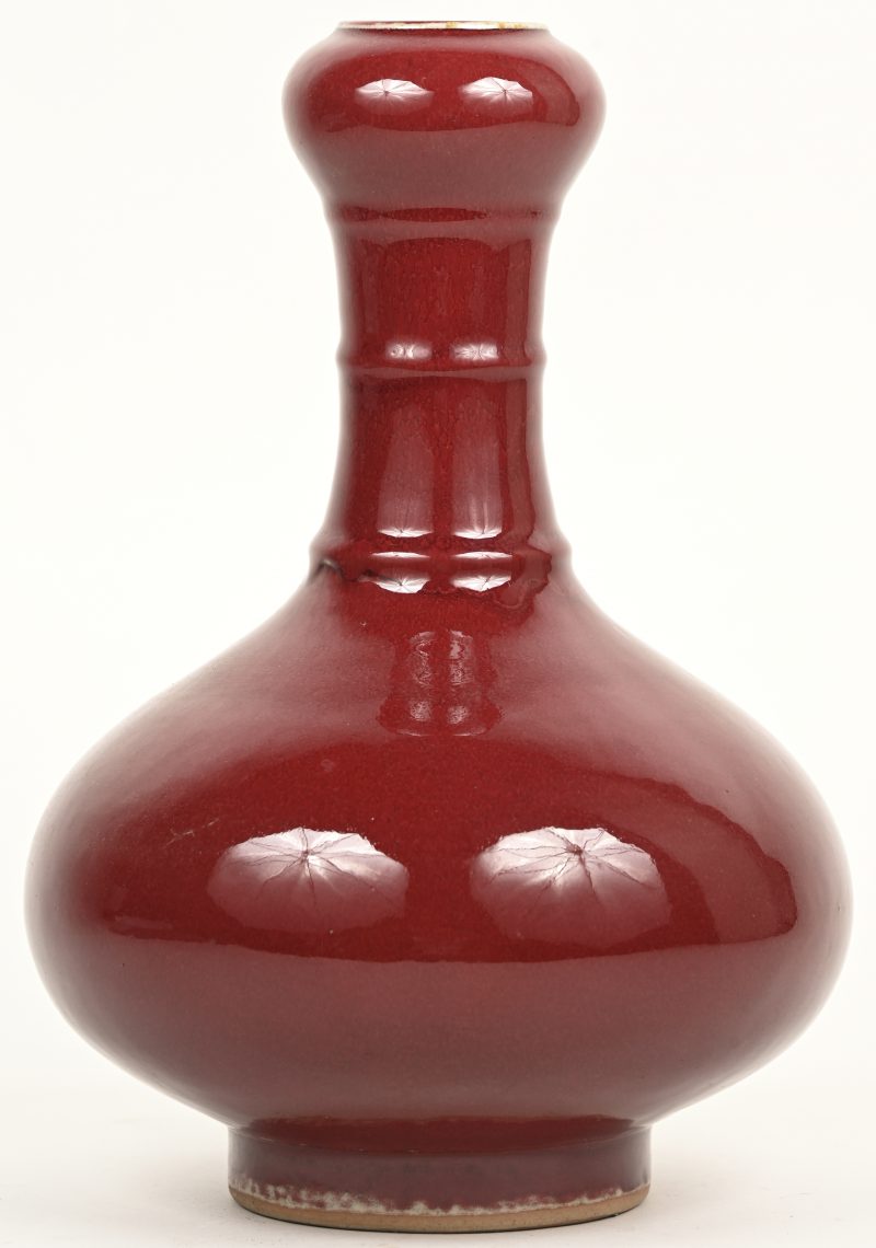 Een Chinees porseleinen rode vaas.