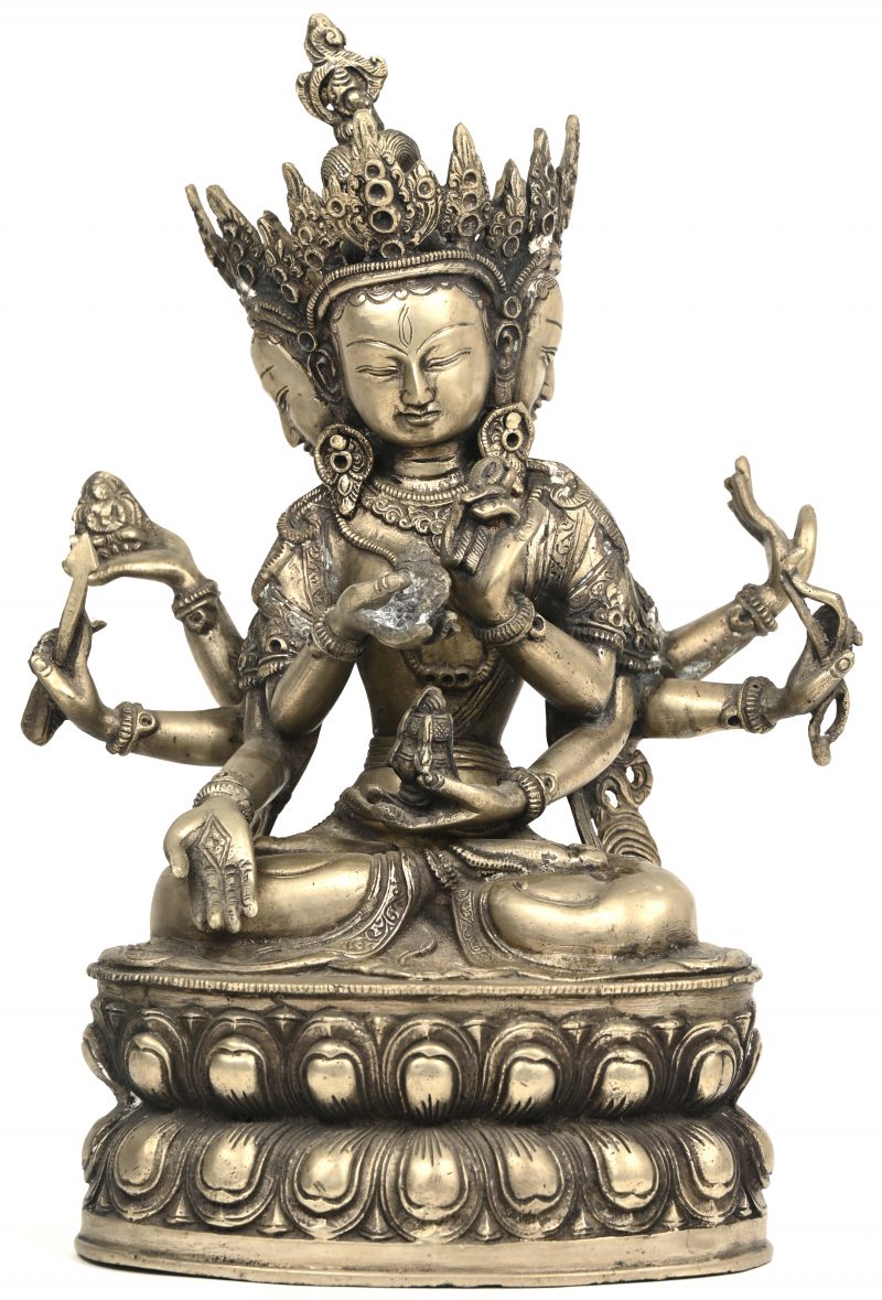 “Usnisavijaya”. Een brons gesculptuurd beeld van een 8 armig, Boeddhistische godheid met 3 gezichten.