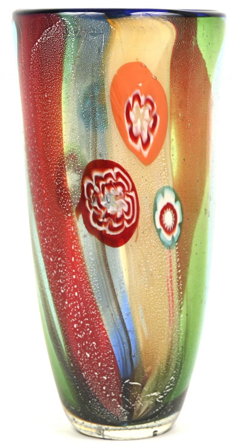 Een Murano vaas met diverse kleuren in de massa.