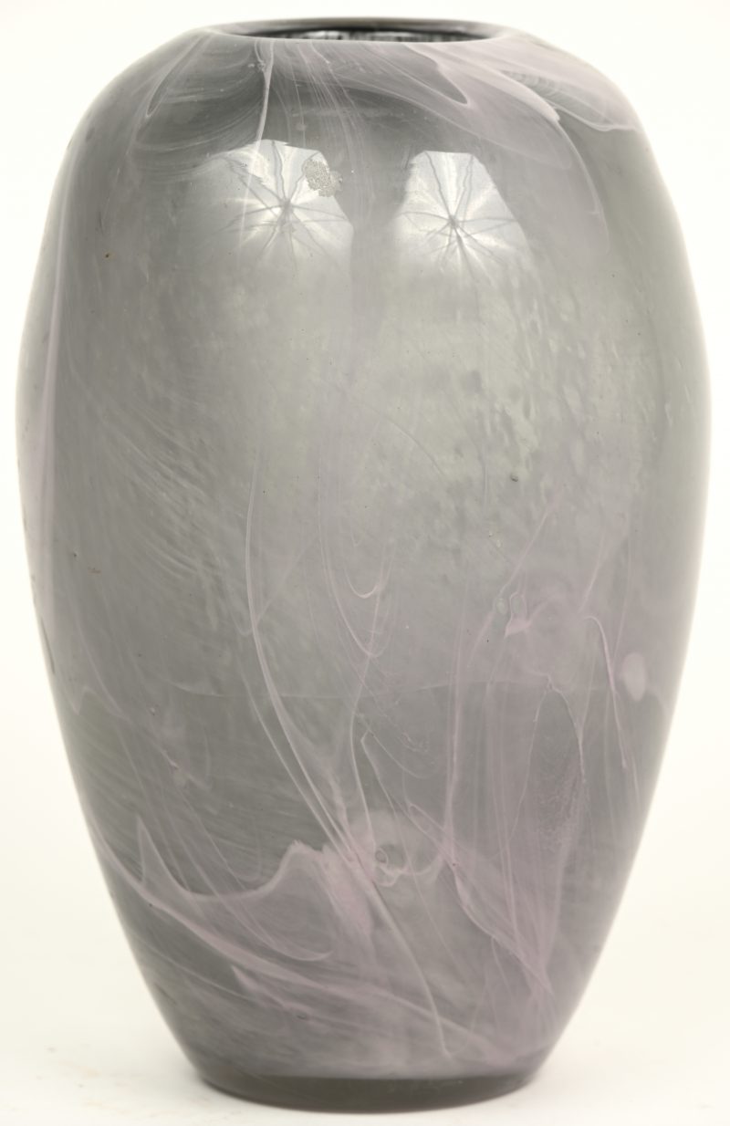Een moderne glazen vaas met gesluierd patroon in de massa.
