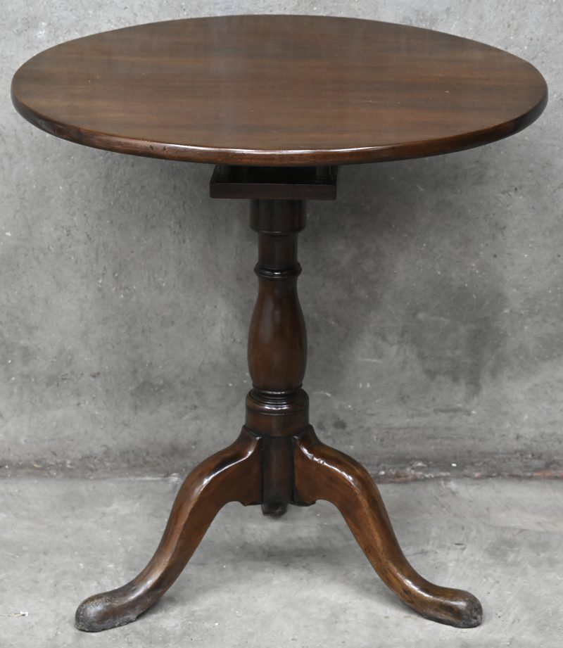 Een Engels houten tafeltje met draaiend tafelblad, 3-potig, Regency stijl, hedendaags.
