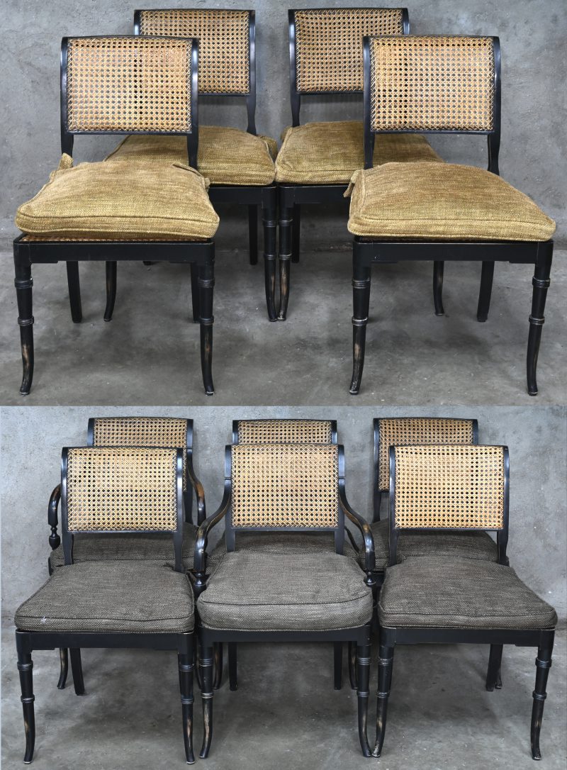Een lot van 10 zwart gelakte houten stoelen met cannage zitting en rug, waarvan 2 met armleuning. Regency stijl, hedendaags. Bijhorende zitkussens in 2 kleuren.