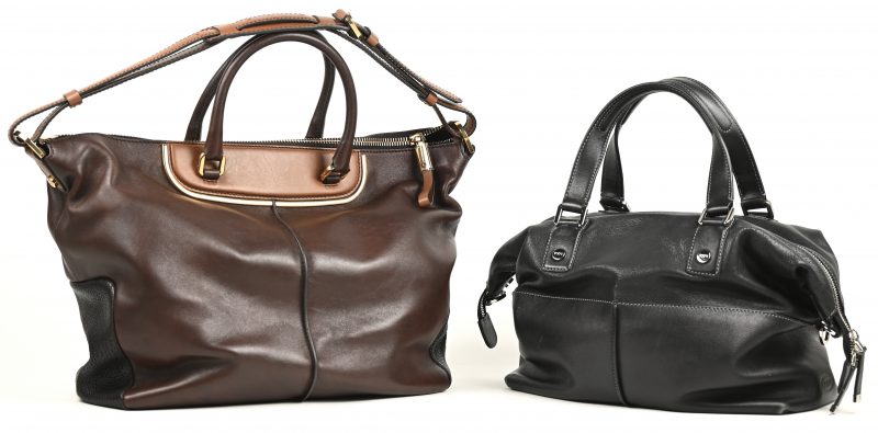 Een paar zwart en bruin lederen handtassen, gemerkt “TOD’S”.