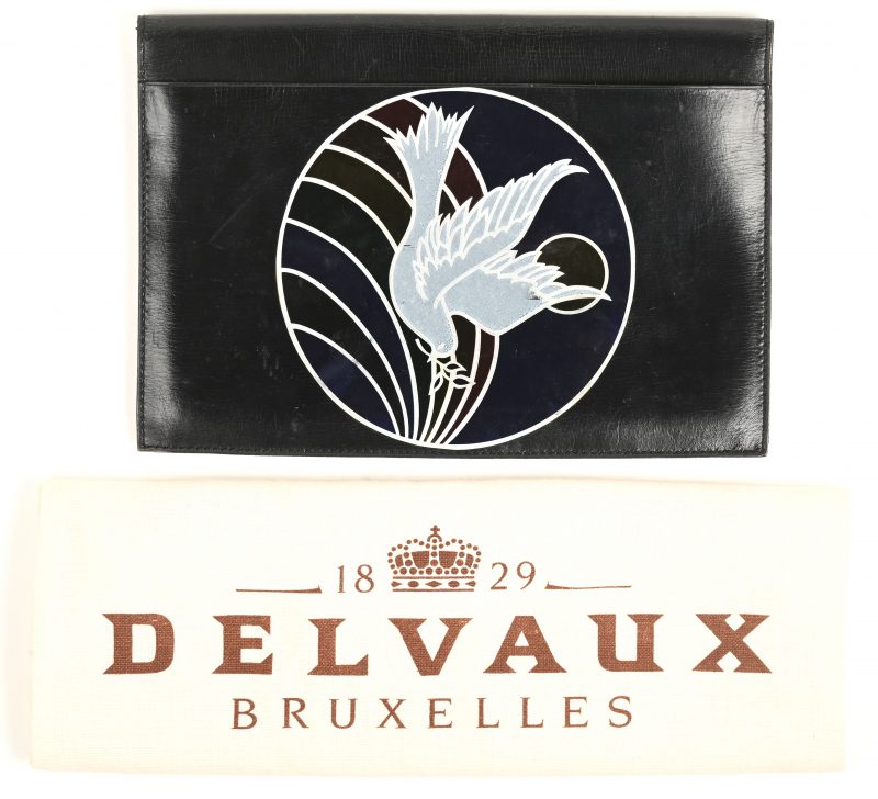 Een vintage Delvaux lederen portfeuille met vredesduif sticker en bijhorende stofhoes. Lichte vlekken binnenin en gebruiksporen.