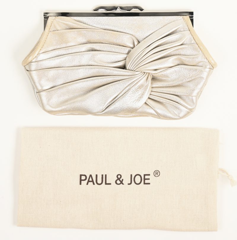 Een kalfslederen avondtas in zilverkleur, gemerkt “Paul & Joe”.
