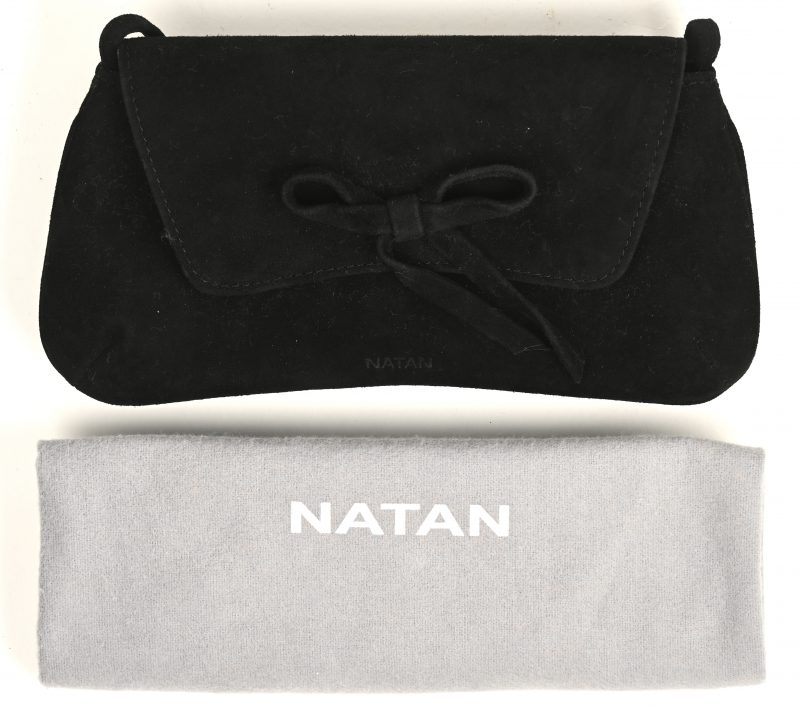 Een vintage daim handtasje met strik en bijhorende stofhoes, gemerkt NATAN.