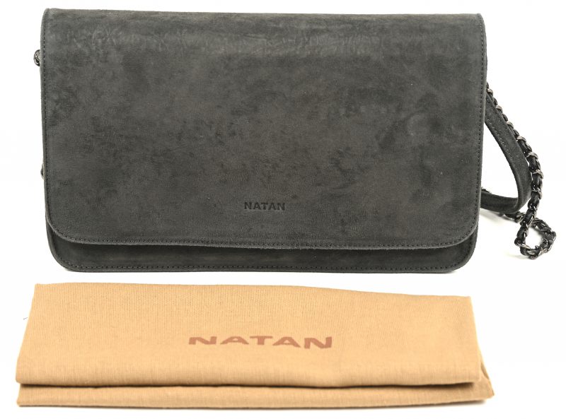 Een daim handtasje met 2 schouderriemen en bijhorende stofhoes, gemerkt NATAN.