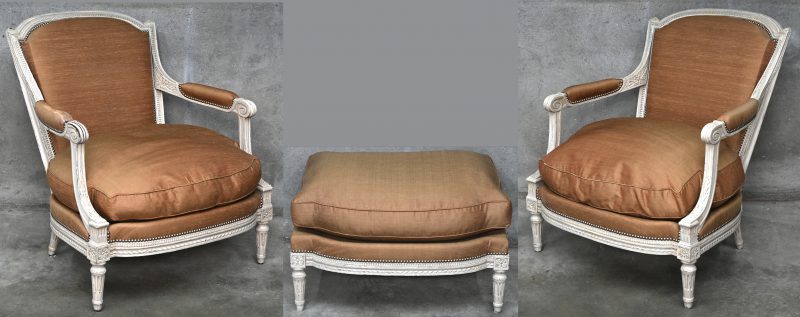 Een paar gebeeldhouwde en gebeitste houten zetels met bijhorende poef in Louis XVI stijl.