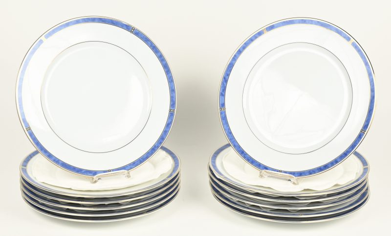Een lot van 12 porseleinen borden met vergulde rand, gemerkt “Christofle”, serie Océana Blue.
