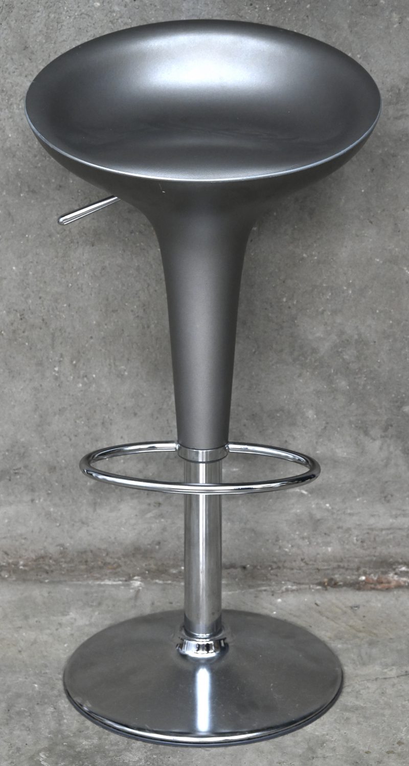 Een design barstoel uit ABS kunststof en verchroomd staal, in hoogte verstelbaar. Model “Bombo stool”, gemerkt Magis, ontwerp door Stefano Giovannoni.