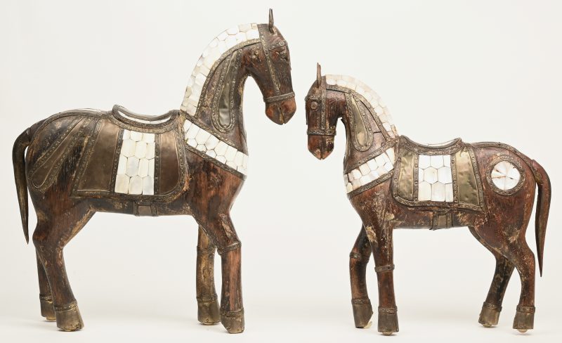 Een paar hout gesculptuurde beeldjes van paarden, belegd met koper en parelmoer.