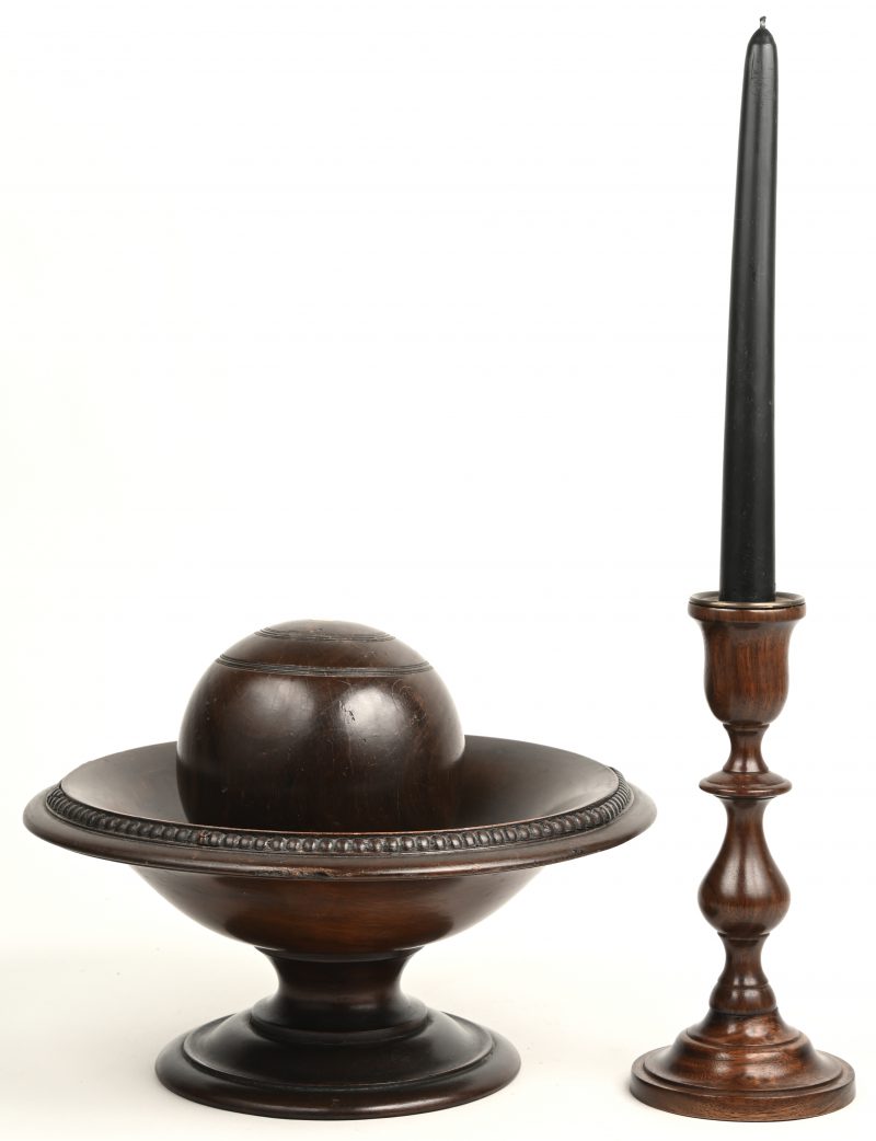 Een wooden bowl met bal en bijgevoegd houten kanderlaar.