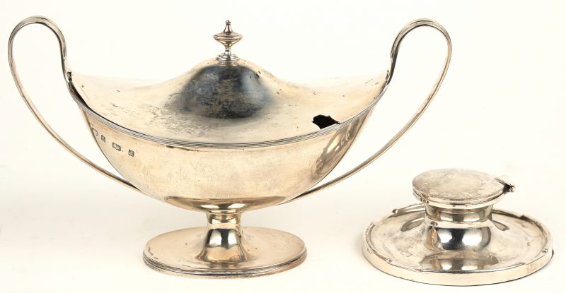 Een lot zilver bestaande uit een inktpotje en een sauskom. Birmingham 1903 en 1908.