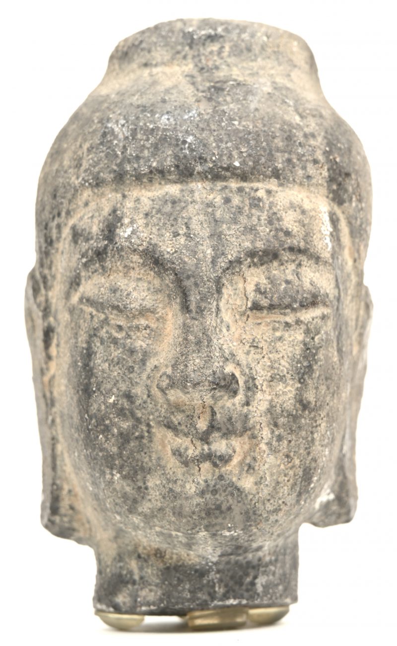 Een gesculptuurd stenen Boeddhahoofdje.
