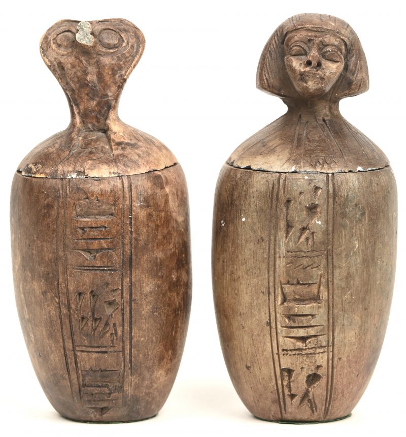 Een paar spekstenen potjes met Egyptisch thema, waarvan 1 ornament met deel kop afgebroken.
